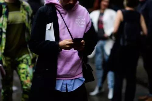 5分钟赚100万美金的潮流单位，幕后主脑竟然是一个不受欢迎的怪人？