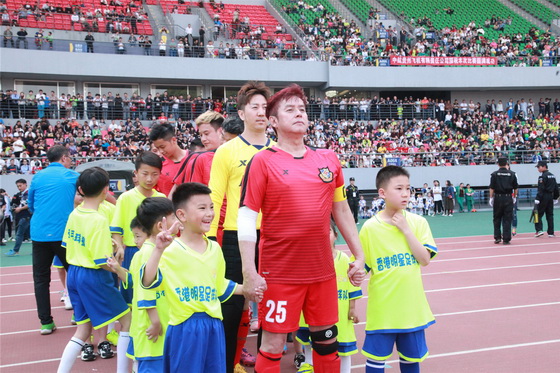 谭咏麟香港足球比赛,谭咏麟领衔香港明星足球队