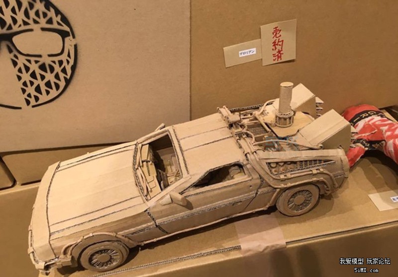 一个日本的萌妹子为了玩模型竟然在废纸堆做这种事情