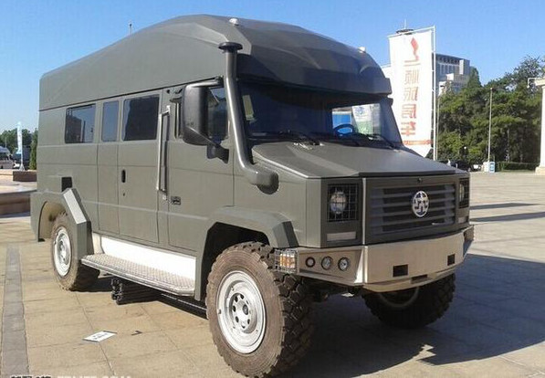 车标有点像保时捷的越野车,有点像倒三角形车标的越野车