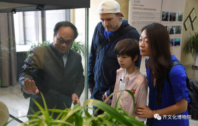 英国父子到山东临淄习练古代蹴鞠