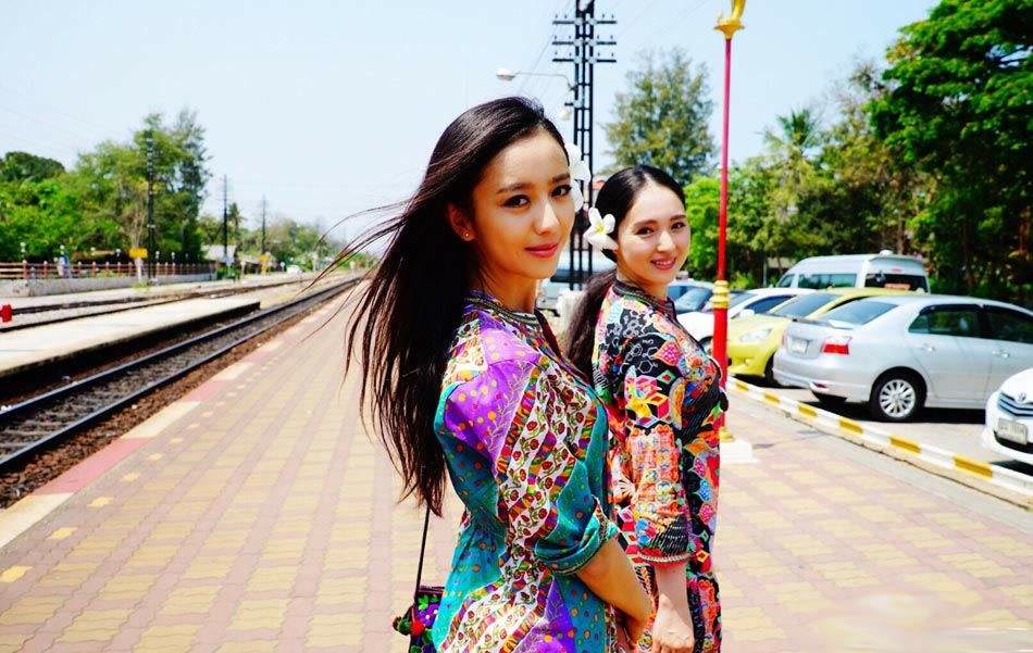 佟丽娅和董璇合照穿的小香风,佟丽娅和董璇撞衫