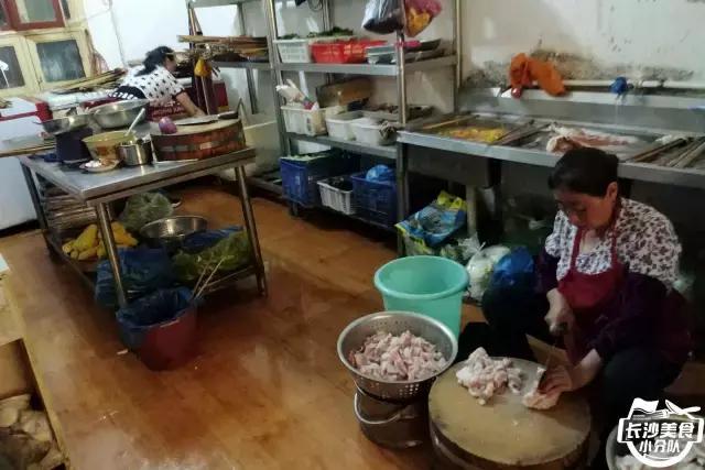 各种特色烧烤欢迎大家都来品尝,最好吃人气最高的烧烤