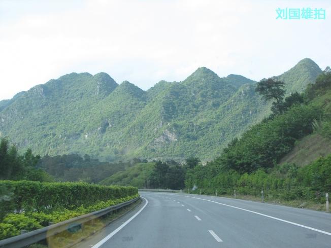 田东大石山区有个别墅村，蔬菜种在屋顶上