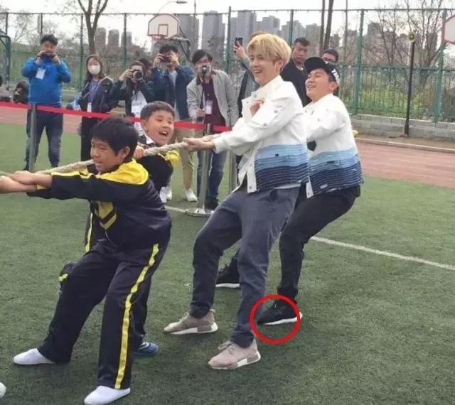 和孩子拔河，鹿晗李晨的鞋子严重变形，这也太拼了吧