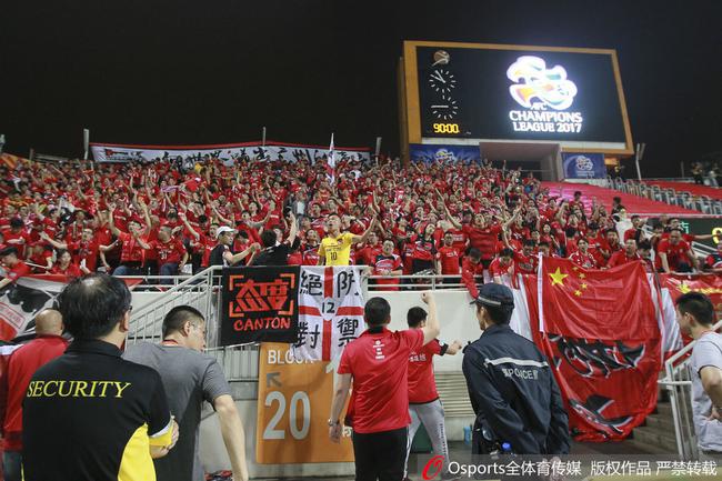 澳门男篮队员鞠躬致谢,香港球迷却将恒大球衣丢厕所差距真大