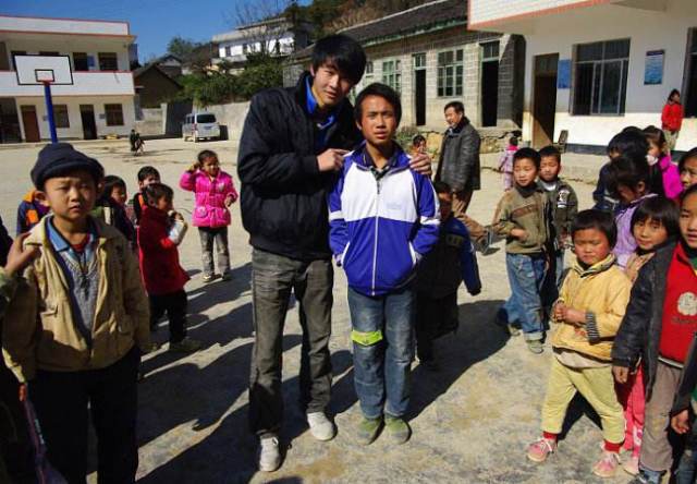 Rihanna和PUMA联名的新款凉鞋，可以说是非常搞笑了