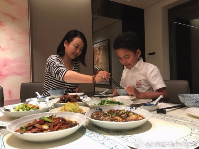 王中磊与儿子照片,王中磊和老婆拥抱视频