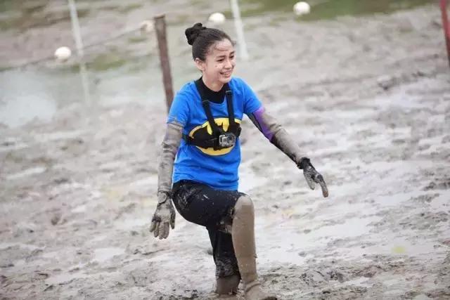 和孩子拔河，鹿晗李晨的鞋子严重变形，这也太拼了吧