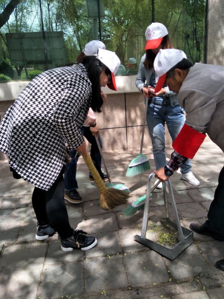 西宁十里铺小学践行*党**员先进性清洁校园做楷模