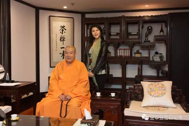 翡翠佳名世共稀,佛堂高下巧相宜