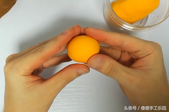 创意diy粘土制作,还记得宫崎骏动画里的(龙猫)猫巴士吗