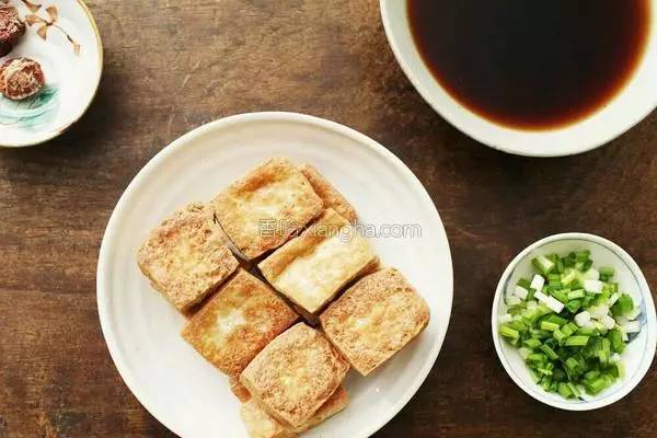 豆腐的这种做法太下饭了，咬一口会爆汁，孩子把盘子都舔干净