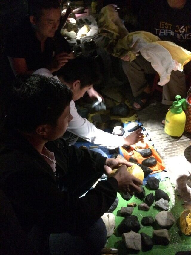 云南瑞丽德龙国际珠宝城全景,瑞丽德隆国际珠宝夜市