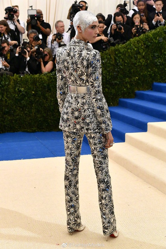 大幂幂大表姐美得稳妥可我更喜欢“玩很大”的日日和水果姐！