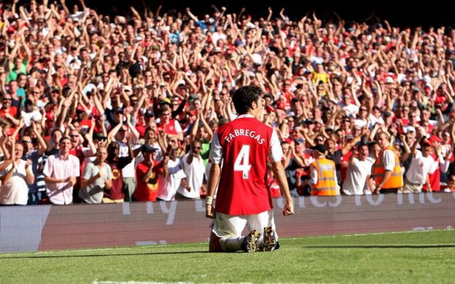 阿森纳球迷看了都会哭的视频,阿森纳看欧冠