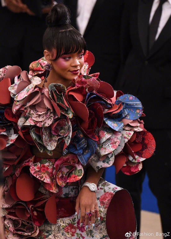 大幂幂大表姐美得稳妥可我更喜欢“玩很大”的日日和水果姐！