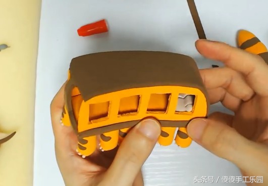 创意diy粘土制作,还记得宫崎骏动画里的(龙猫)猫巴士吗