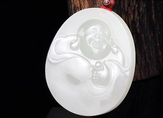 半目微睁，佛像的玉饰为何看似闭着眼睛？