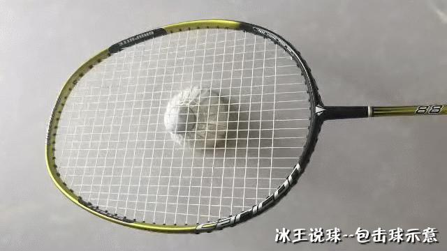 羽毛球杀球过程中挥拍是放松的吗,羽毛球如何挥拍不伤手腕与肘关节