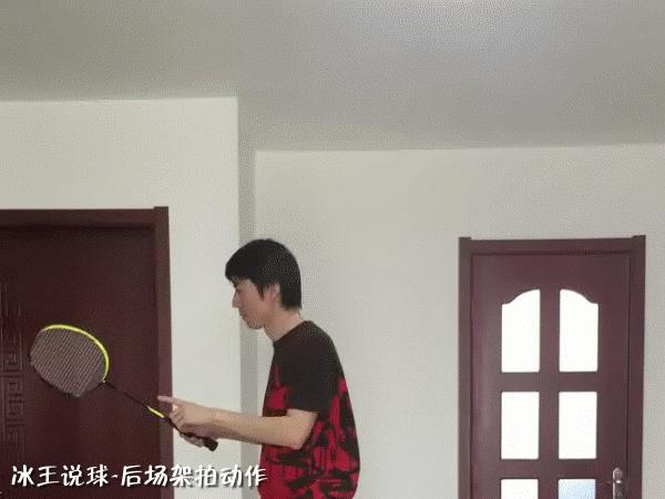 羽毛球杀球过程中挥拍是放松的吗,羽毛球如何挥拍不伤手腕与肘关节