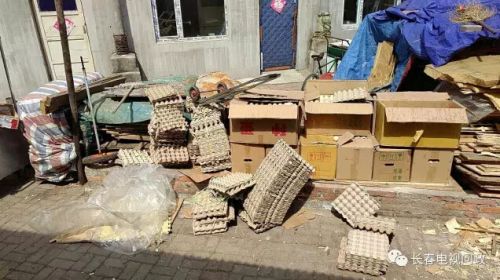 长春一实蛋黑加工点用涂料桶搅拌蛋液、加料延长保质期被取缔