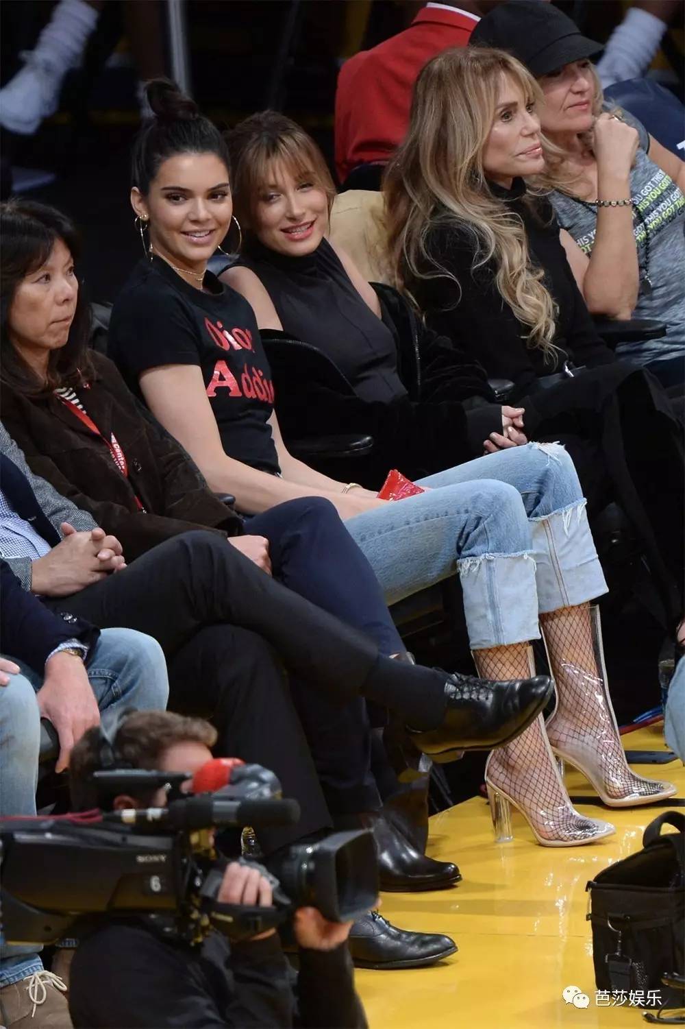 Gigi过生日，Cara剃光头，Topshop的丑裤子再升级「芭九不离时髦」