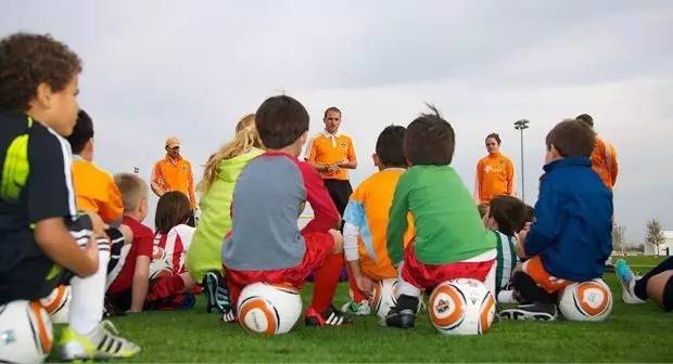 国外足球培养模式,国外足球青训的合理训练与选材