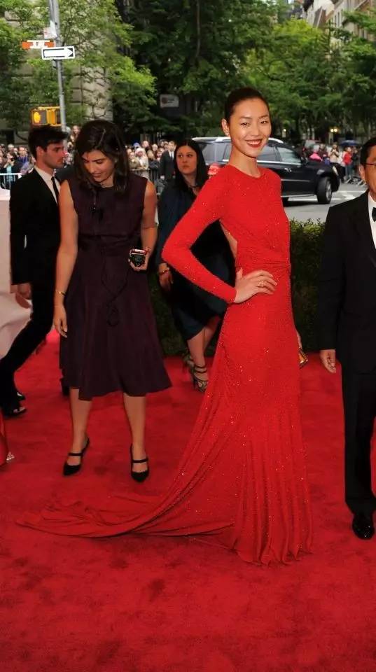 杨幂metgala红毯万寿牡丹现场,杨幂上红毯