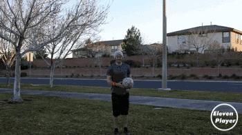 足球单手扑高空球技巧,足球高空球怎么解围