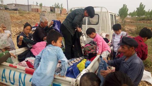 志愿者捐赠衣物视频,志愿者服务队捐赠