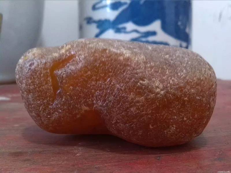 鉴别蜜蜡原石真假的最简单方法,蜜蜡原石和打磨过蜜蜡的区别