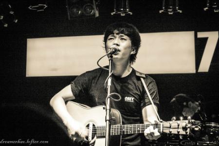 赵雷在成都演唱会现场喊谁,小伙在酒吧唱成都赵雷现身