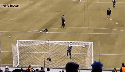 足球搞笑庆祝动作gif,足球过人gif