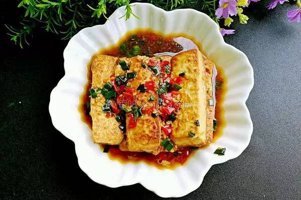 豆腐的这种做法太下饭了，咬一口会爆汁，孩子把盘子都舔干净