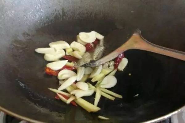 豆腐的这种做法太下饭了，咬一口会爆汁，孩子把盘子都舔干净