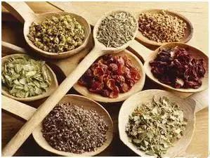 化疗期间白细胞3.68偏低严重吗,肺癌晚期化疗后白细胞偏低怎么办