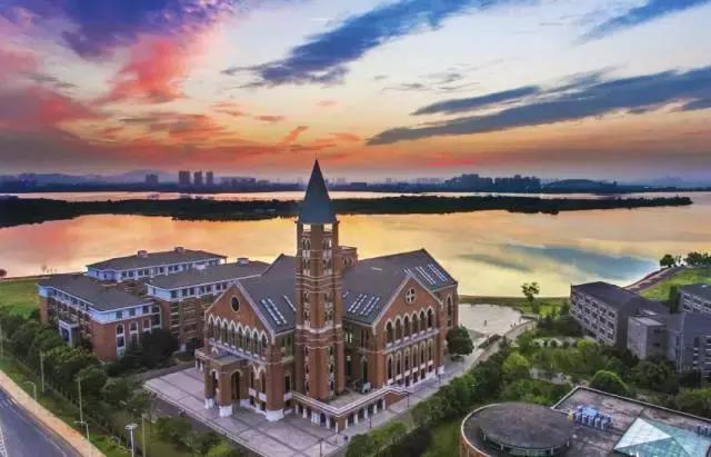 这所颜值逆天的学校，不仅是剧组常驻地，连教授都是国内一线明星