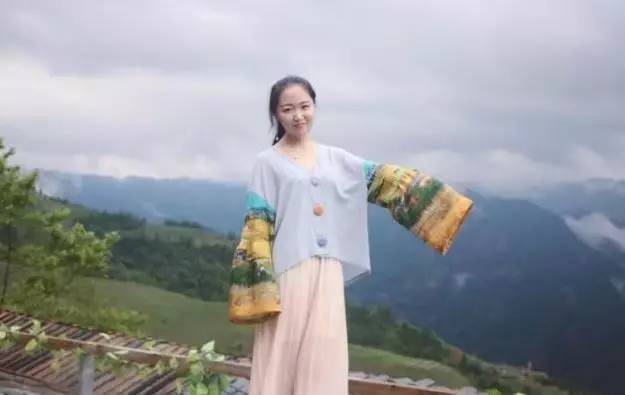 她们为别人穿的衣服,最后都一件一件脱了下来