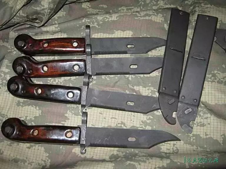 美国军用匕首和中国军用匕首对比,三棱军刺与尼泊尔军刀哪个好用