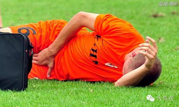 恐怕最近梅方走上球场都会有种蛋蛋的忧伤,踢球伤到蛋,咋整?