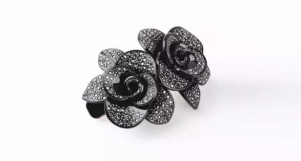 把足球放脖子,足球打在脑袋上会怎么样