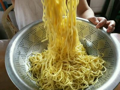 卖凉面月入一万一个人做得过来么,阿姨卖饼一天赚2000