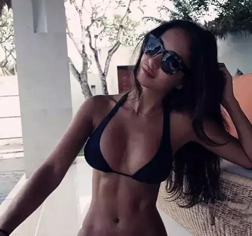 国外超火的腹肌马甲线训练方法,澳洲的马甲线女王