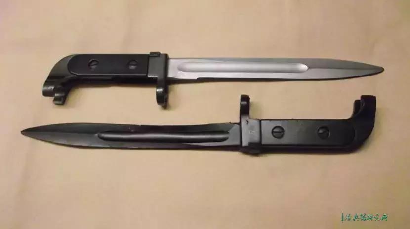 美国军用匕首和中国军用匕首对比,三棱军刺与尼泊尔军刀哪个好用
