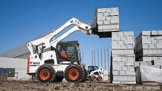 滑移装载机神操作,滑移装载机底盘工作原理视频