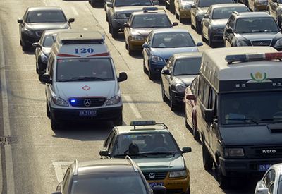 红灯避让救护车怎么做,遇到红灯避让救护车视频