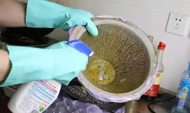 油烟机不管有多脏一个口罩就搞定,油烟机太脏了用什么清理比较干净