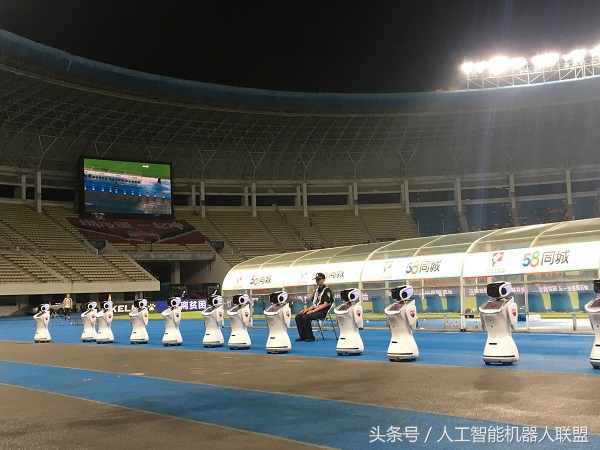 会踢足球的机器人,有攻击力会跳舞的机器人