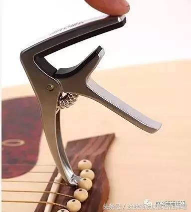 吉他的十大配件怎么用,吉他初学者一般需要什么吉他配件